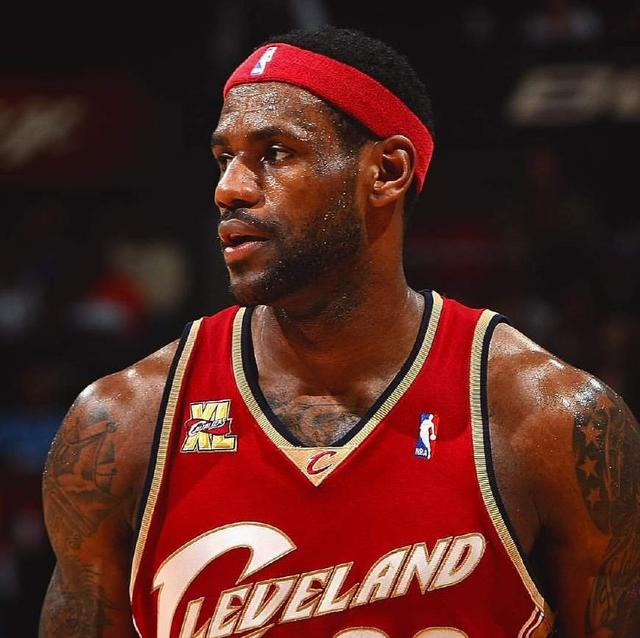 王建民在 2006 年以 19 胜并列美联胜投王，登上了多本美国体育杂志封面